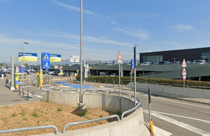 Capote dell’auto squarciata con una lama al parcheggio dell’aeroporto di Orio: «Casi all’ordine del giorno»