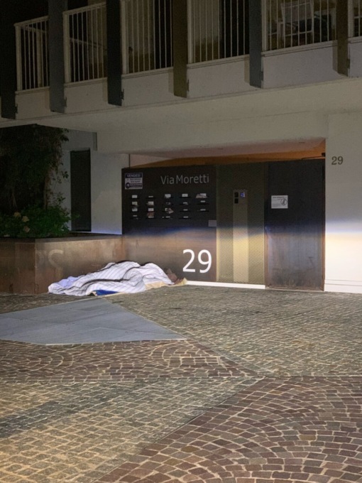 Senzatetto in via Moretti: «Inaccettabile che una donna abbia paura a tornare a casa»