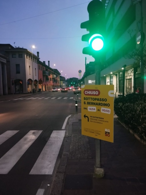 Via San Bernardino chiusa a metà: l’effetto sul traffico si fa decisamente sentire
