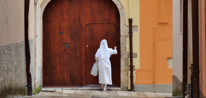 Rubata la cassetta delle offerte per le missioni alla Sacra Famiglia di Seriate