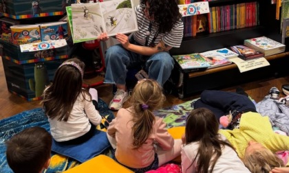 Un adulto legge, i bimbi ascoltano. Così alla libreria Giunti di Oriocenter scatta la magia