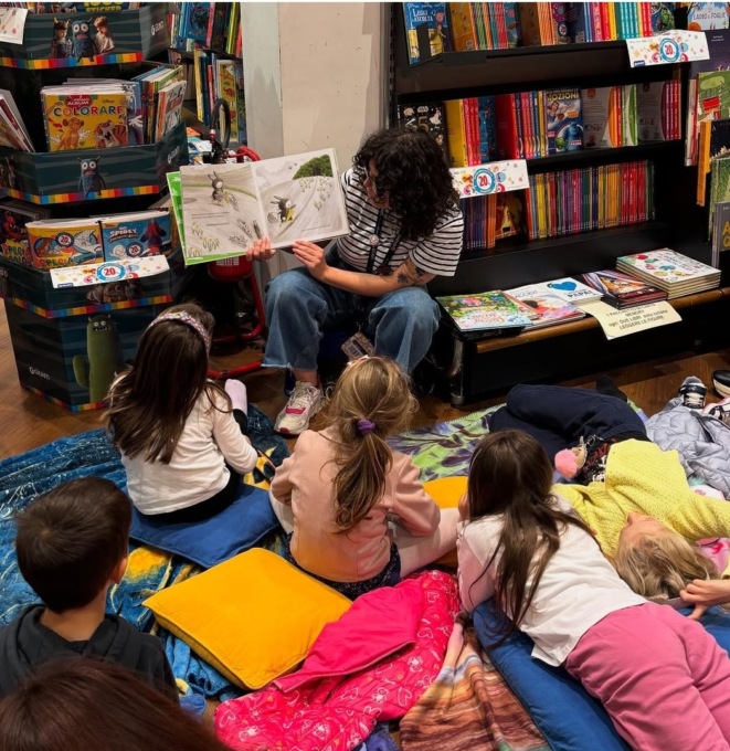 Un adulto legge, i bimbi ascoltano. Così alla libreria Giunti di Oriocenter scatta la magia
