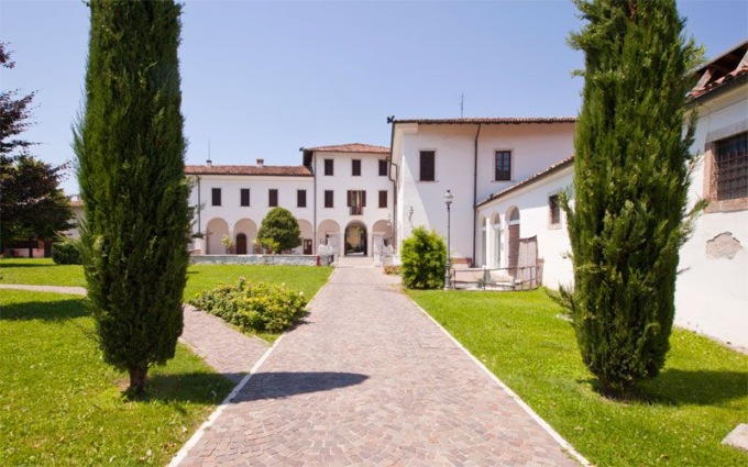 Vandali in azione nei bagni pubblici durante la festa del santuario di Villa di Serio