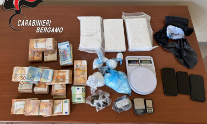 Via vai di persone e auto dalla sua casa: 33enne marocchino arrestato per spaccio