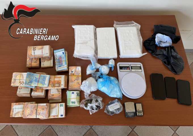 Via vai di persone e auto dalla sua casa: 33enne marocchino arrestato per spaccio