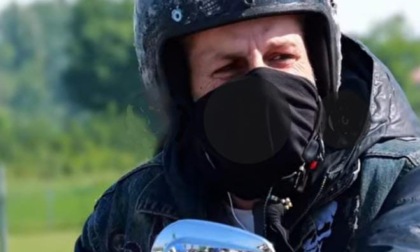 La tappa a Bergamo dello "Zingaro Biker" con la sua Harley Davidson, diretto verso gli Usa