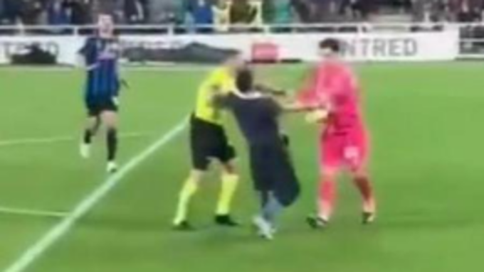 Cinque anni di Daspo all’uomo che ha fatto invasione di campo durante Atalanta-Roma