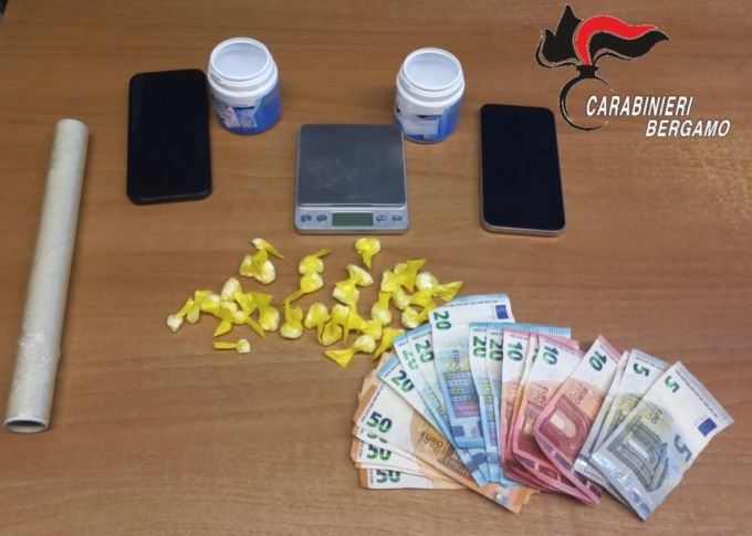 Scappa dai carabinieri lanciando cocaina dal finestrino, arrestato pusher a Mapello