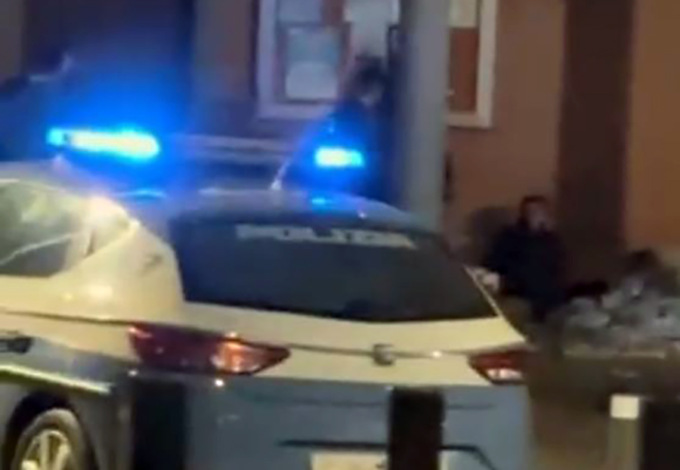 Picchia e cerca di violentare una donna in via dei Cappuccini: bloccato dalla polizia