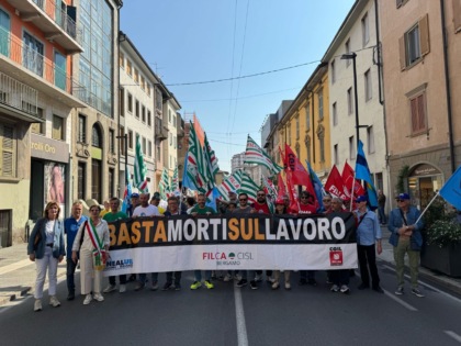 Il corteo del Primo Maggio a Bergamo, per dire basta ai morti sui posti di lavoro