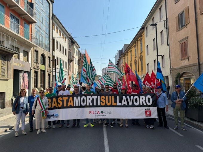 Il corteo del Primo Maggio a Bergamo, per dire basta ai morti sui posti di lavoro