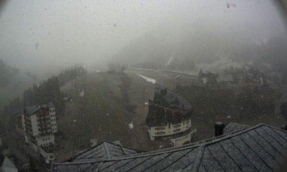 Improvvisa nevicata a Foppolo: grossi fiocchi hanno imbiancato il paese