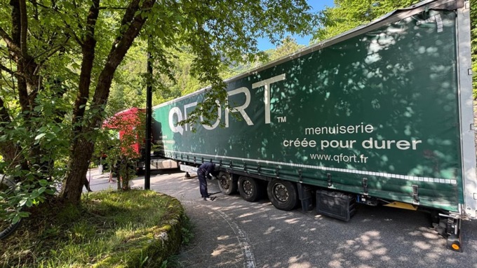 San Pellegrino, camion si incastra lungo la strada per Vetta: strada riaperta a senso unico alternato