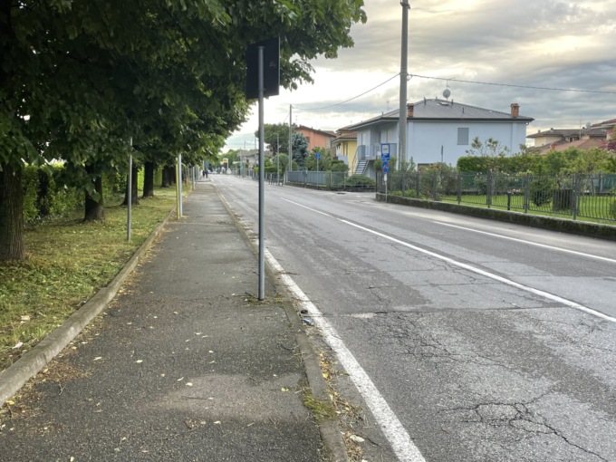 Il problema delle strade di Osio Sopra: «Mio figlio ferito in scooter per colpa di un gatto»