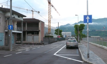 I due nuovi sensi unici istituiti dall'Amministrazione di Vertova "spaccano" il paese