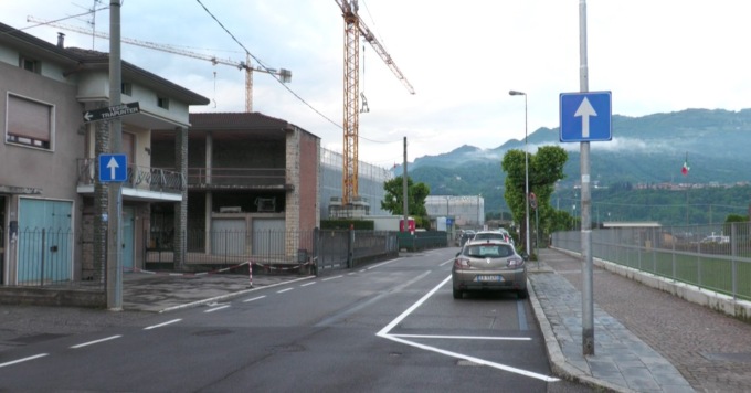 I due nuovi sensi unici istituiti dall’Amministrazione di Vertova “spaccano” il paese