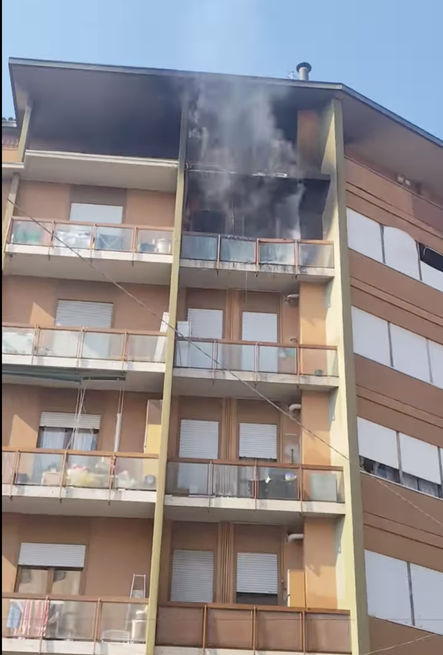 69740101_il rogo che l'11 maggio ha devastato un appartamento al quinto piano di via Vittorio Emanuele