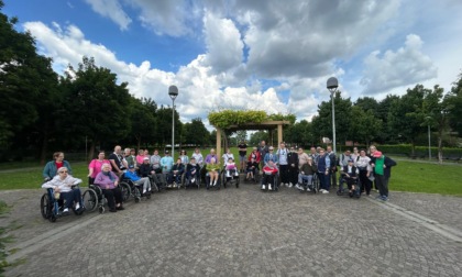 Nonni e nipoti insieme al parco, una camminata gentile sotto il sole di Azzano