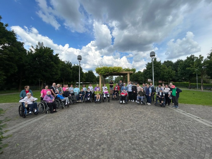 Nonni e nipoti insieme al parco, una camminata gentile sotto il sole di Azzano