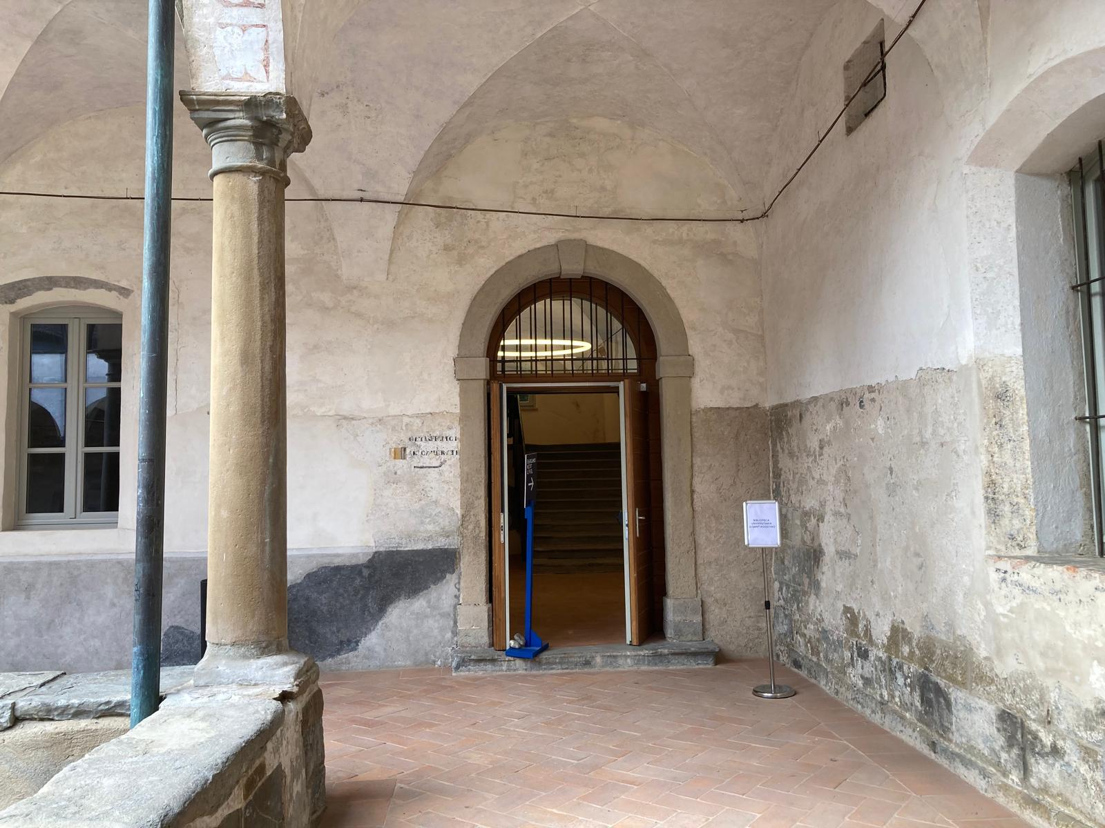 8 entrata biblioteca dal Chiostro Minore