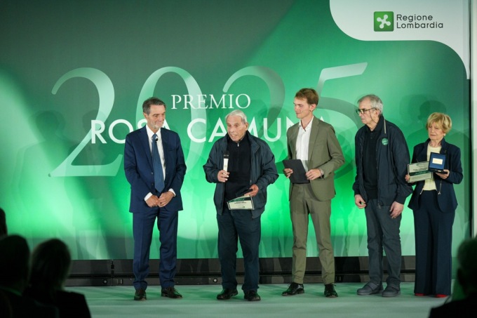 Don Chino Pezzoli di Leffe è stato premiato da Regione Lombardia con la Rosa Camuna