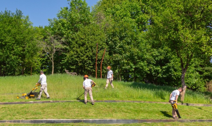 I giovani allievi dell’Engim Lombardia Ets si prendono cura dei Giardini Pwc della Carrara