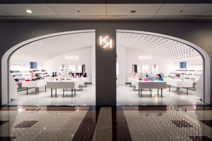 Al negozio KIKO Milano di Oriocenter una incisione per rendere i prodotti unici