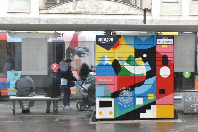 Inaugurato a Bergamo un “Amazon locker” decorato dall’artista Luca Font (e non solo)