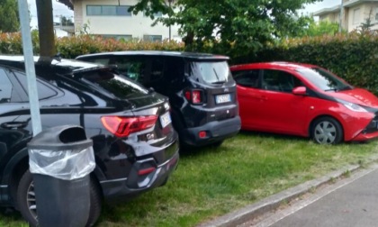 I «parcheggi green» dei tifosi per Atalanta-Roma: auto lasciate in prati cittadini e aiuole