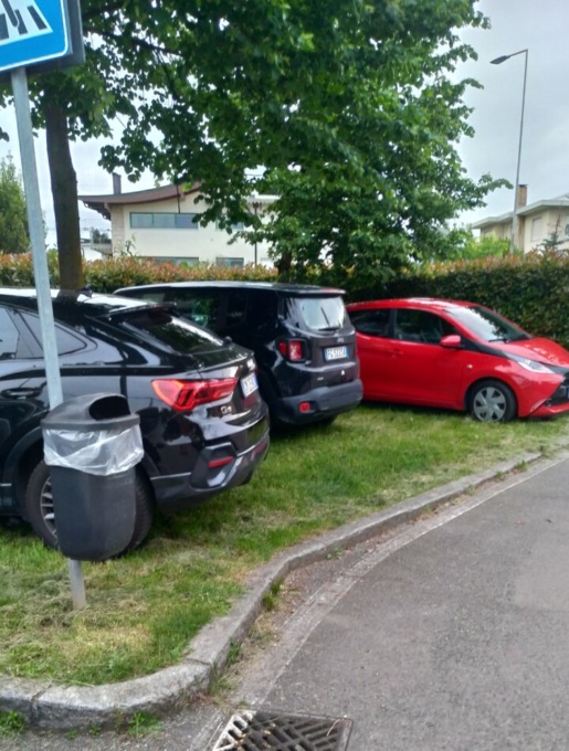 I «parcheggi green» dei tifosi per Atalanta-Roma: auto lasciate in prati cittadini e aiuole