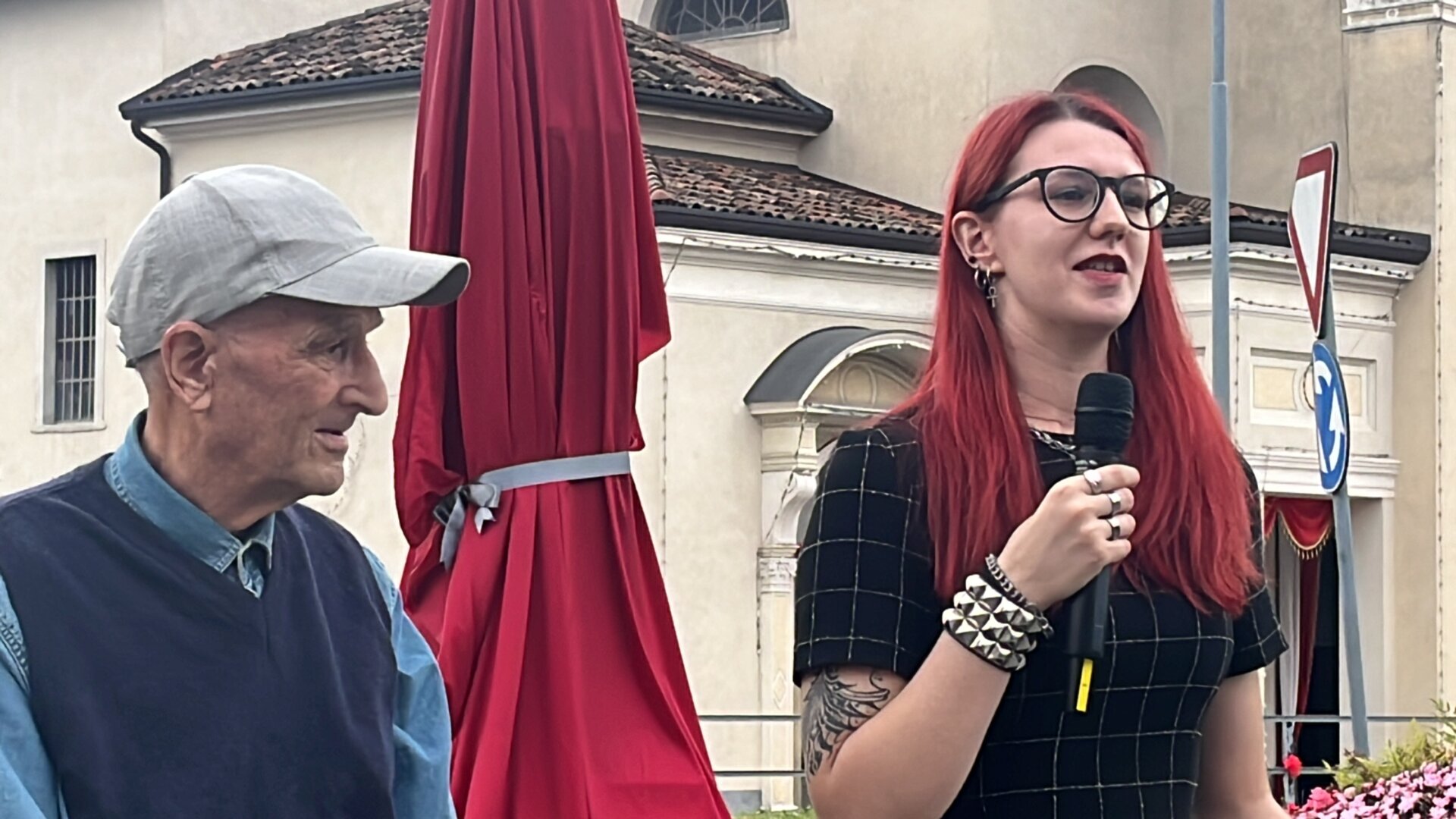 Remo e la nipote Erika all'inaugurazione del monumento IL MIO MORONI di Remo Ponti