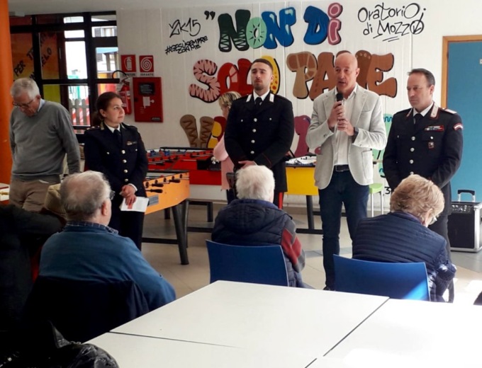 A Mozzo si tengono le lezioni di “autodifesa”, così che gli over 65 evitino le truffe
