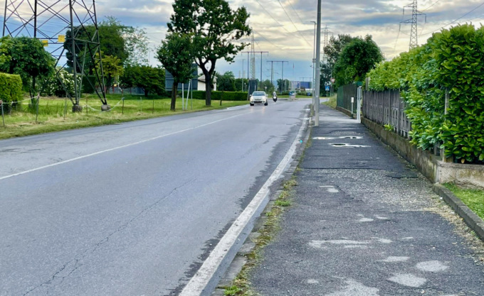 Le strade di Osio Sopra di notte, tra alta velocità di auto e motorini e sgommate