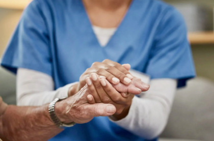 Alzheimer in Rsa, la retta è a carico dello Stato: «Rischio tsunami, oltre 700 strutture lombarde in difficoltà»