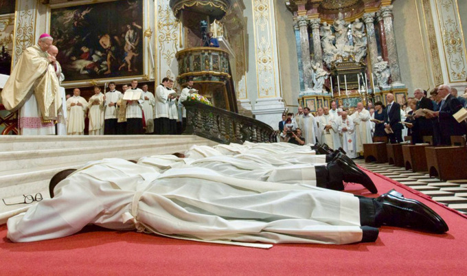Continua il declino della Chiesa: ordinati solo tre nuovi preti, Bergamo perde un tesoro