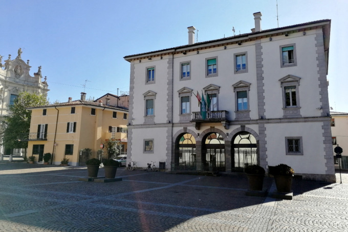 La protesta di una madre: «Se non mi aiutano, mi incatenerò in Comune a Osio Sotto»