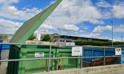 La protesta: «Cassonetti inaccessibili e spazi pericolosi ad Azzano San Paolo»