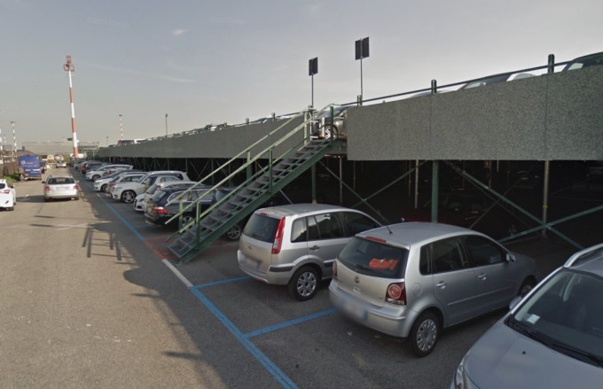 Un’altra auto svaligiata al parcheggio dello scalo di Orio: «Situazione paradossale»