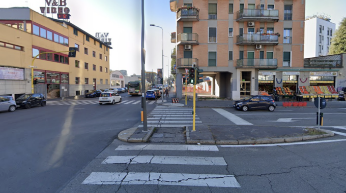 Inseguito dalla polizia, si schianta contro il palo di un semaforo a Milano: morto 21enne di Brembate