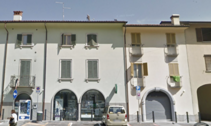 Fumo intenso per un incendio in centro a Boltiere: venti le persone coinvolte