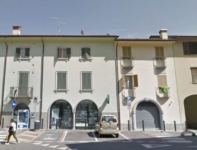 Fumo intenso per un incendio in centro a Boltiere: venti le persone coinvolte