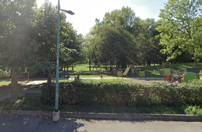 Al Parco di via Monte Grappa a Bariano troppi vandalismi: bruciato un cassonetto