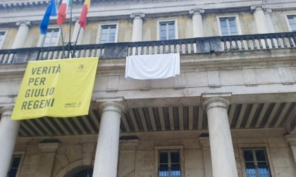 "50.000 sudari per Gaza", lenzuolo bianco su Palazzo Uffici a Bergamo