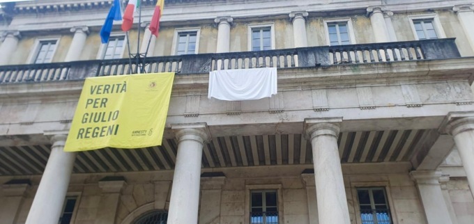 “50.000 sudari per Gaza”, lenzuolo bianco su Palazzo Uffici a Bergamo