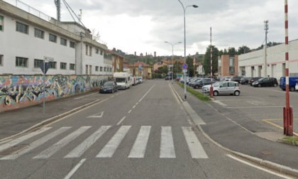 Senso unico in via Rossi a Bergamo: «Noi residenti dovremo muoverci in elicottero»