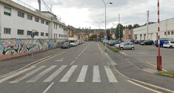 Senso unico in via Rossi a Bergamo: «Noi residenti dovremo muoverci in elicottero»