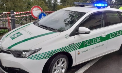 Fugge dal posto di blocco perché senza patente da tre anni: seimila euro di multa