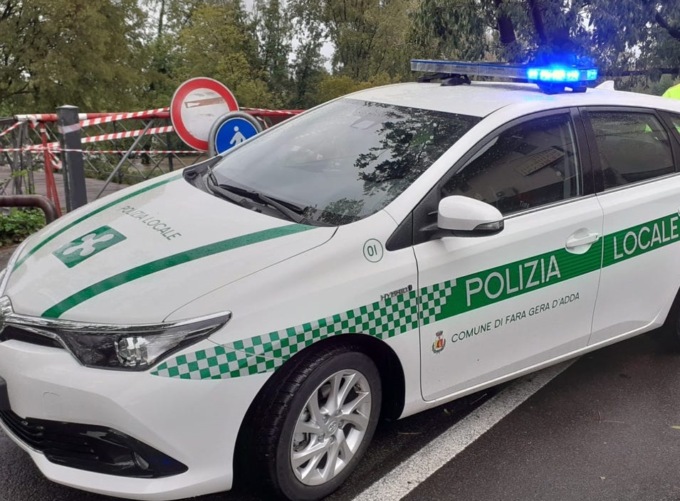 Fugge dal posto di blocco perché senza patente da tre anni: seimila euro di multa
