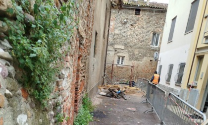 Crolla il tetto di un palazzo fatiscente: paura nella notte a Boltiere