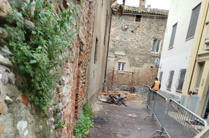 Crolla il tetto di un palazzo fatiscente: paura nella notte a Boltiere